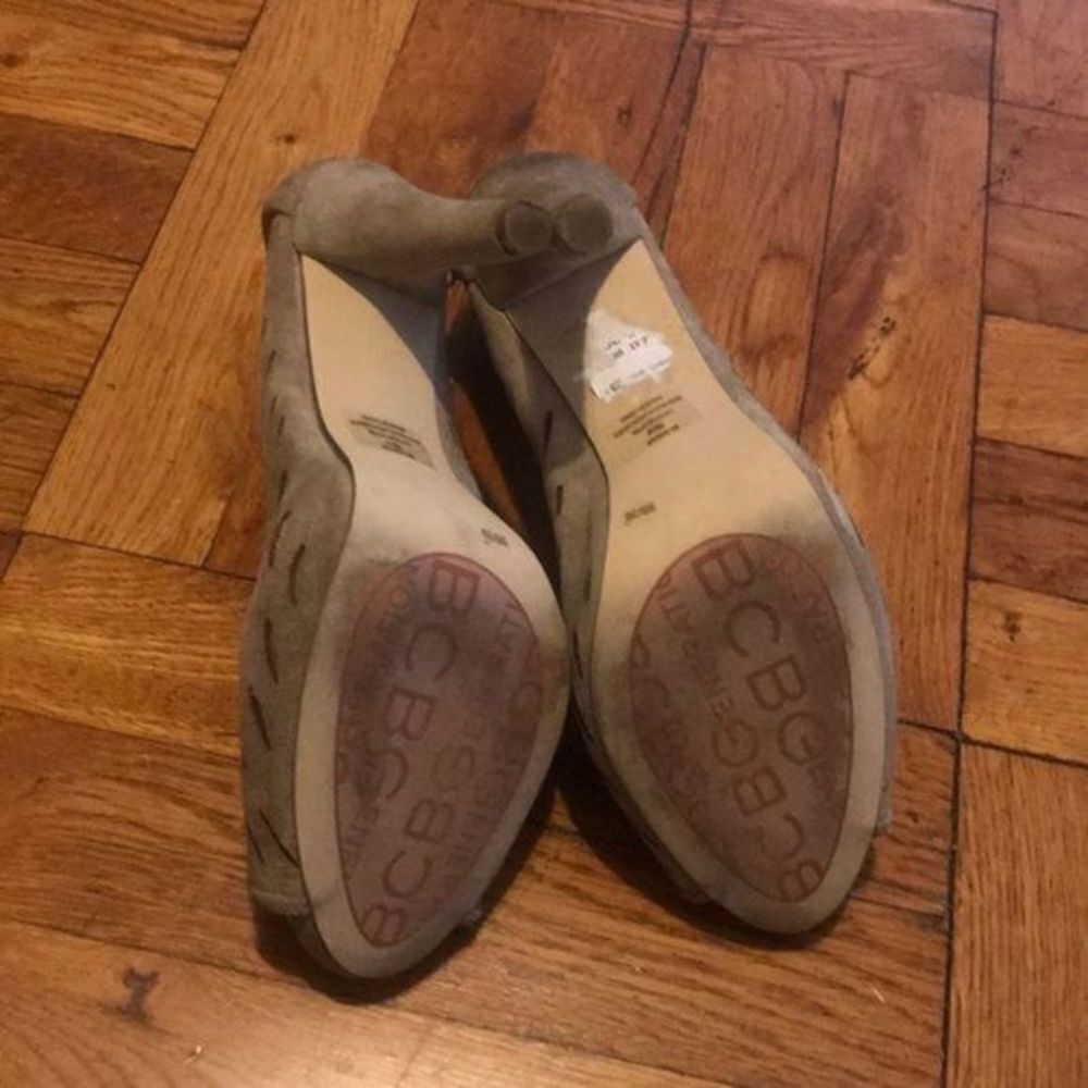 BCBG Darcee Suede Peep Toe shoe size 9 - Picture 4 of 4